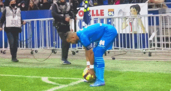 臭名远扬，黄潜球迷在社媒创建“不要帕尔特伊”的标签