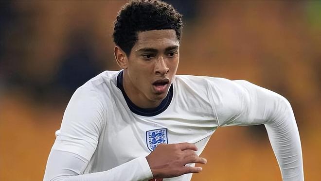 欧洲足坛疯狂周末诞生 豪门心系欧战冷门跌爆（欧洲足坛上演疯狂周末：豪门为欧战分心，冷门频出）