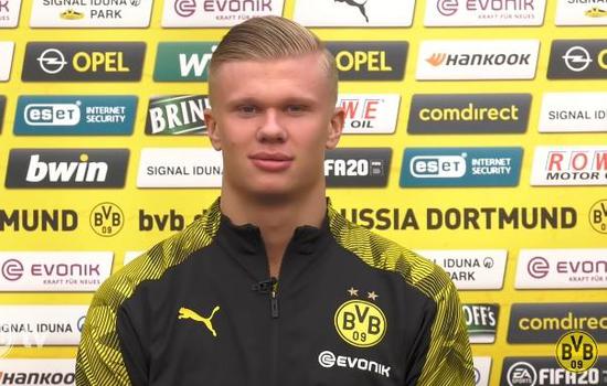 不是点球！英超官方：查洛巴撞倒戈登属护球动作，因此未判点（英超官方：查洛巴与戈登的接触系护球动作，未判点球）