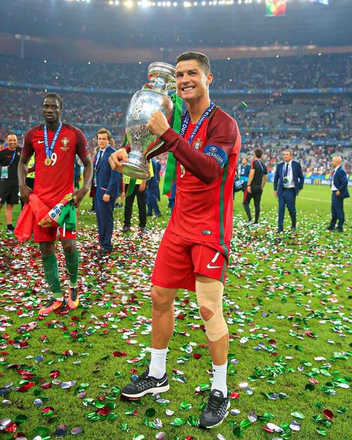 理性追星，新鹏城vs成都赛后有球迷跳下看台与韦世豪合影