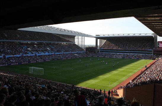 U22国足力克韩国U22，球迷在球员谢场时高喊“雄起”