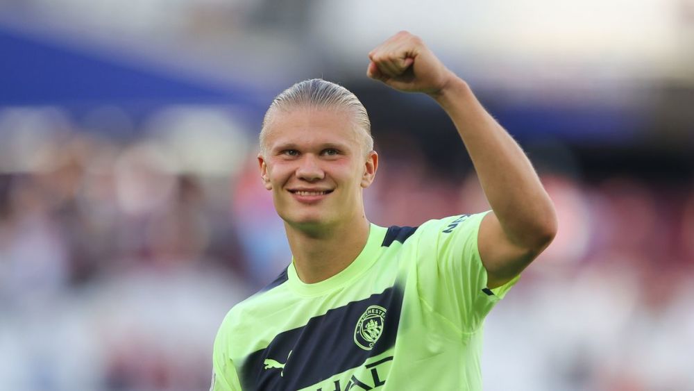 正随巴西在枪手基地训练，维尼修斯与多名阿森纳青训球员合影