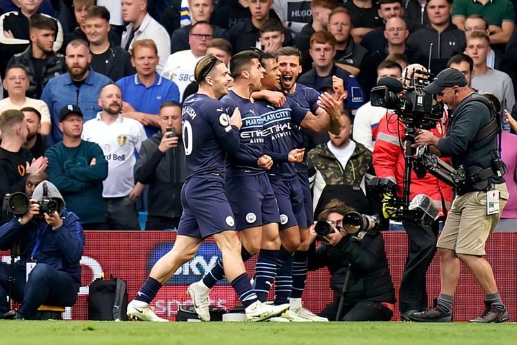 欧文背身单打得分，技术精湛