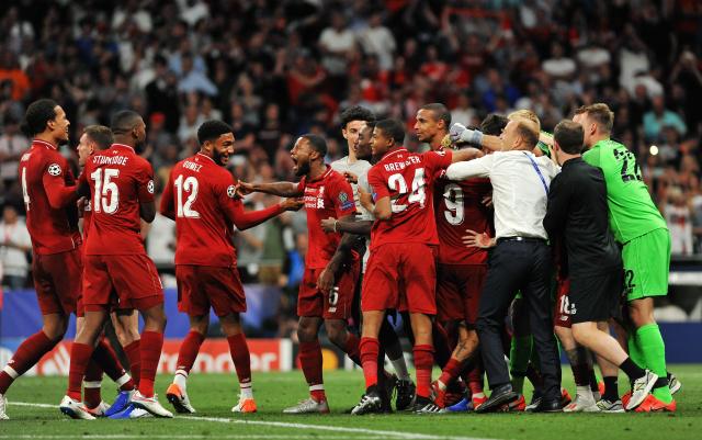 足球中超后卫世界级解围登上热搜