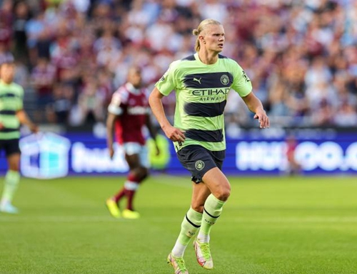 新卡牌大师？皇马本场主裁金特罗本赛季8场西甲出示8红44黄（卡牌大师驾到？执法皇马之战的金特罗本季8场西甲出示44黄8红）