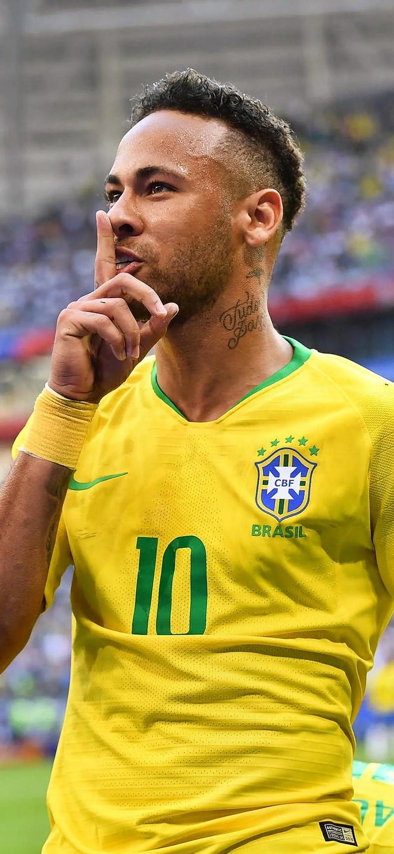 如此魔人怎能不爱？哈兰德装扮成圣诞老人为曼城小球迷派送礼物（哈兰德化身圣诞老人给曼城小球迷送礼，这样的魔人谁会不爱？）